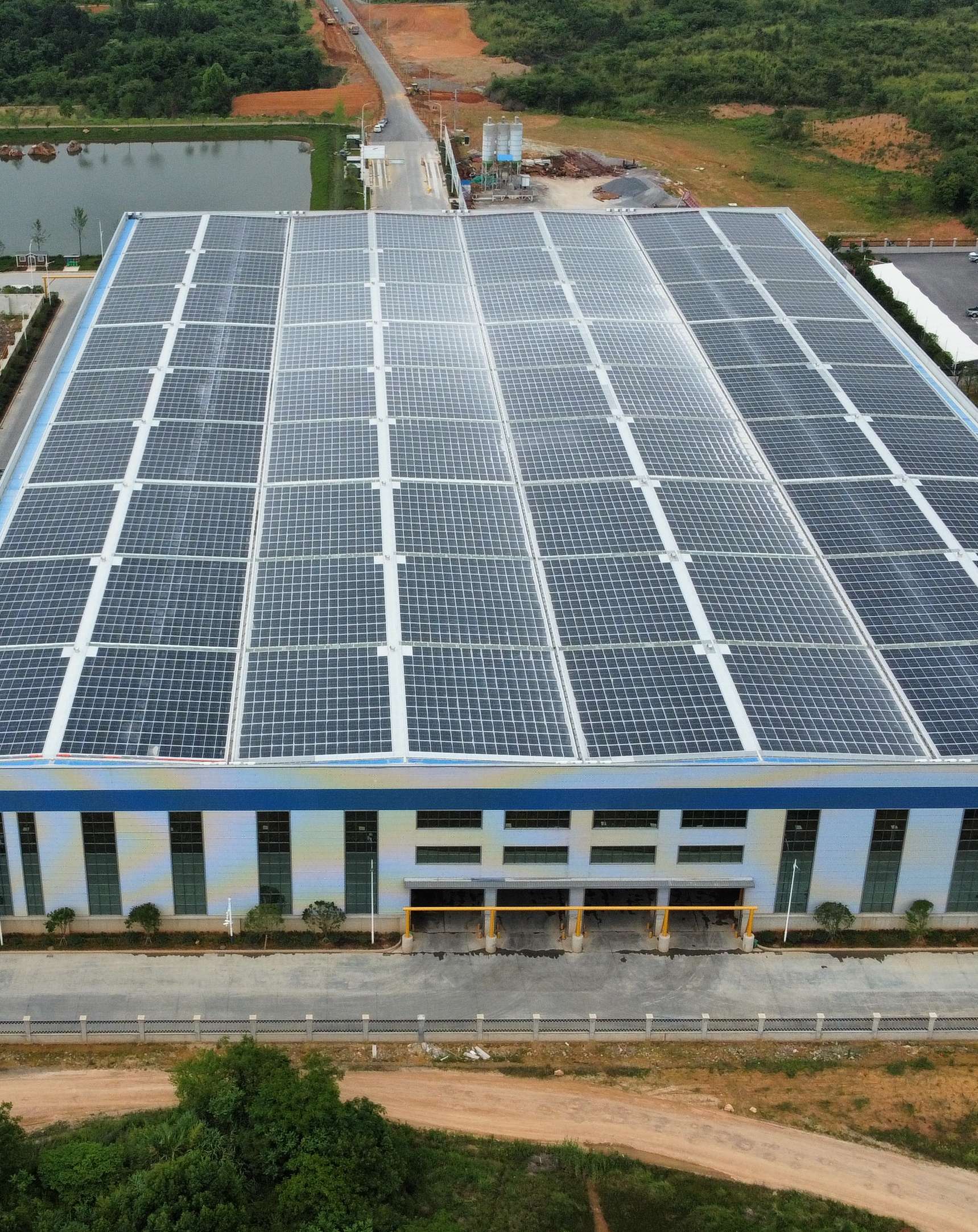 2022年4月，，，，，，安徽池州汇成物资4MW光伏发电BIPV项目，，，，，，年发电约400万度，，，，，，知足约40%用电需求.jpg